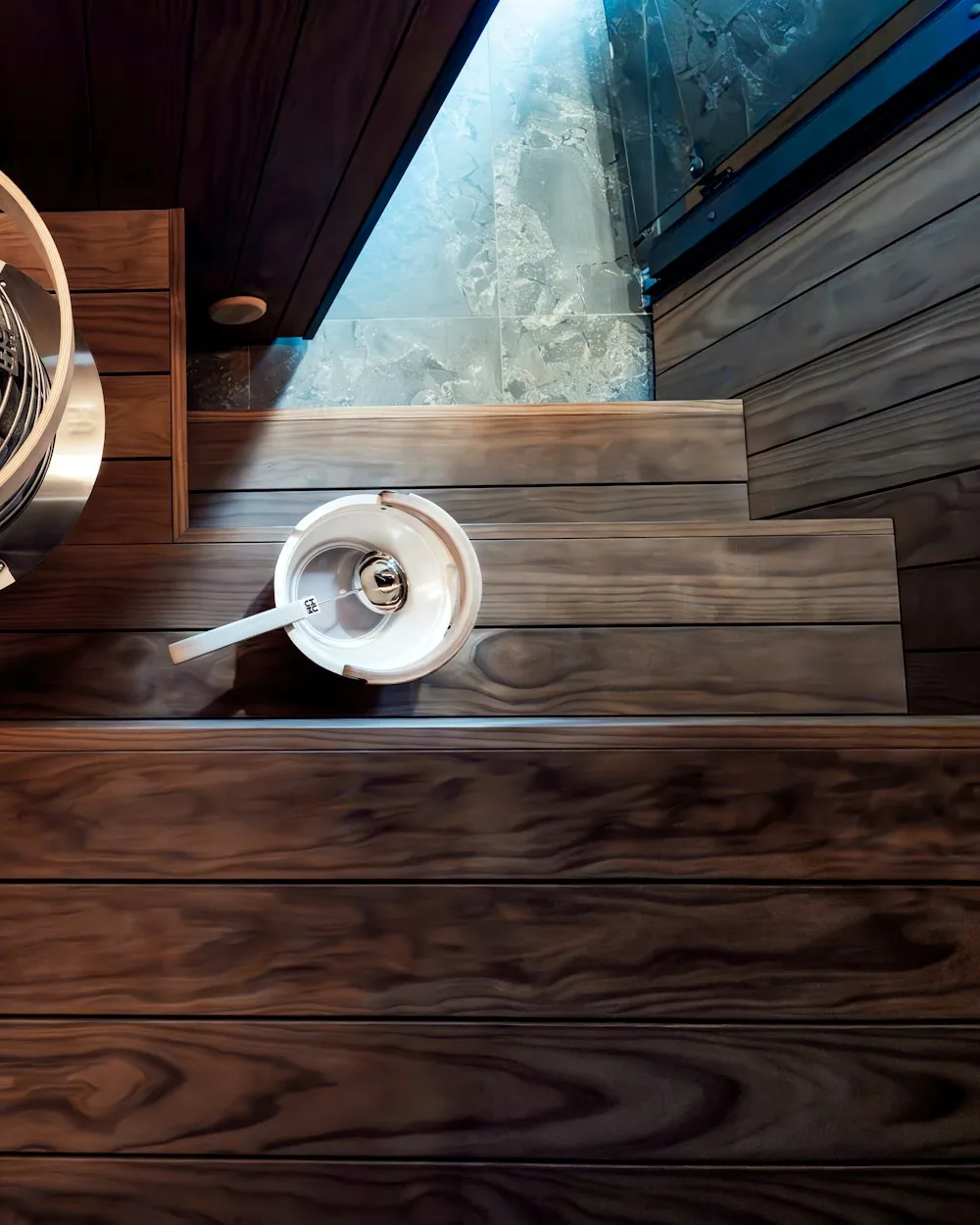 Warme Holzsauna mit Steinen und sanftem Licht im Wellnessbereich